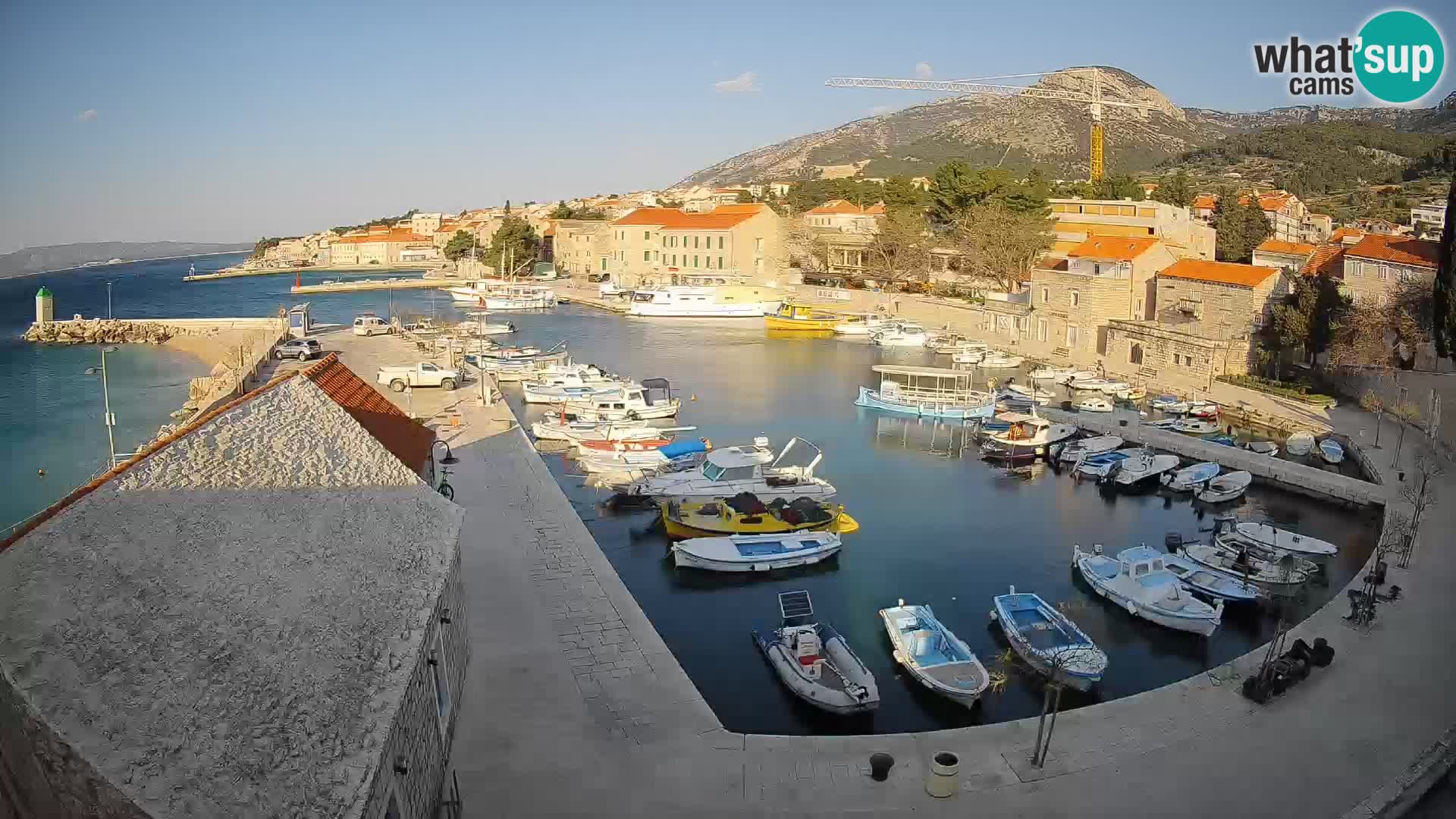 Web kamera Bol Riva – Pogled uživo na luku i marinu