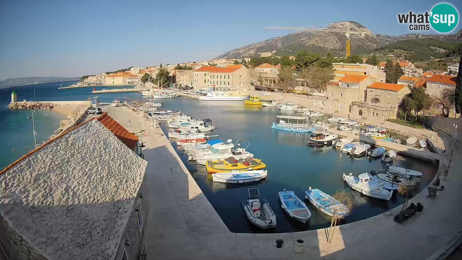 Spletna kamera Bol pristanišče – Pogled v živo na Rivo in marino