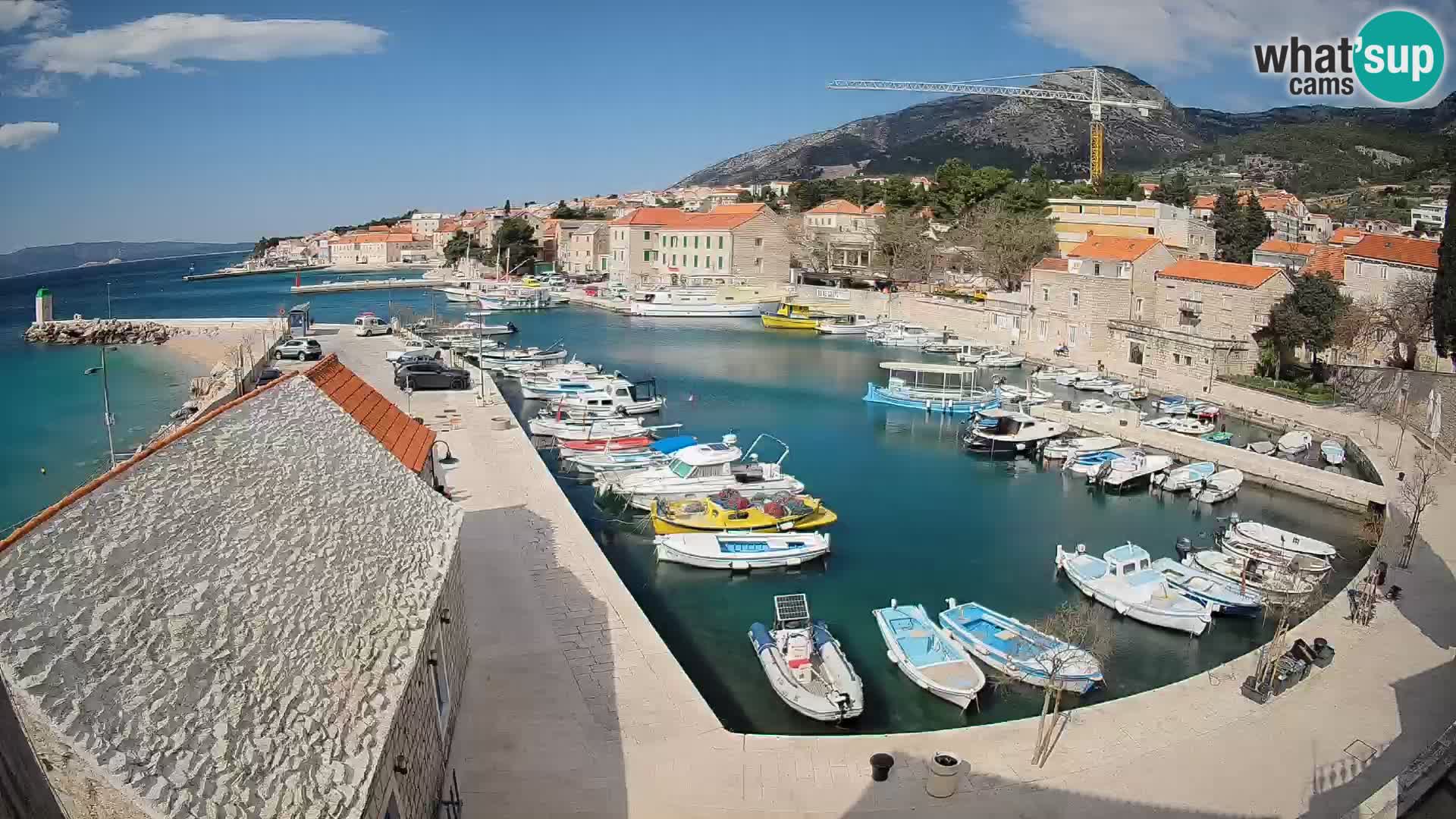 Spletna kamera Bol pristanišče – Pogled v živo na Rivo in marino