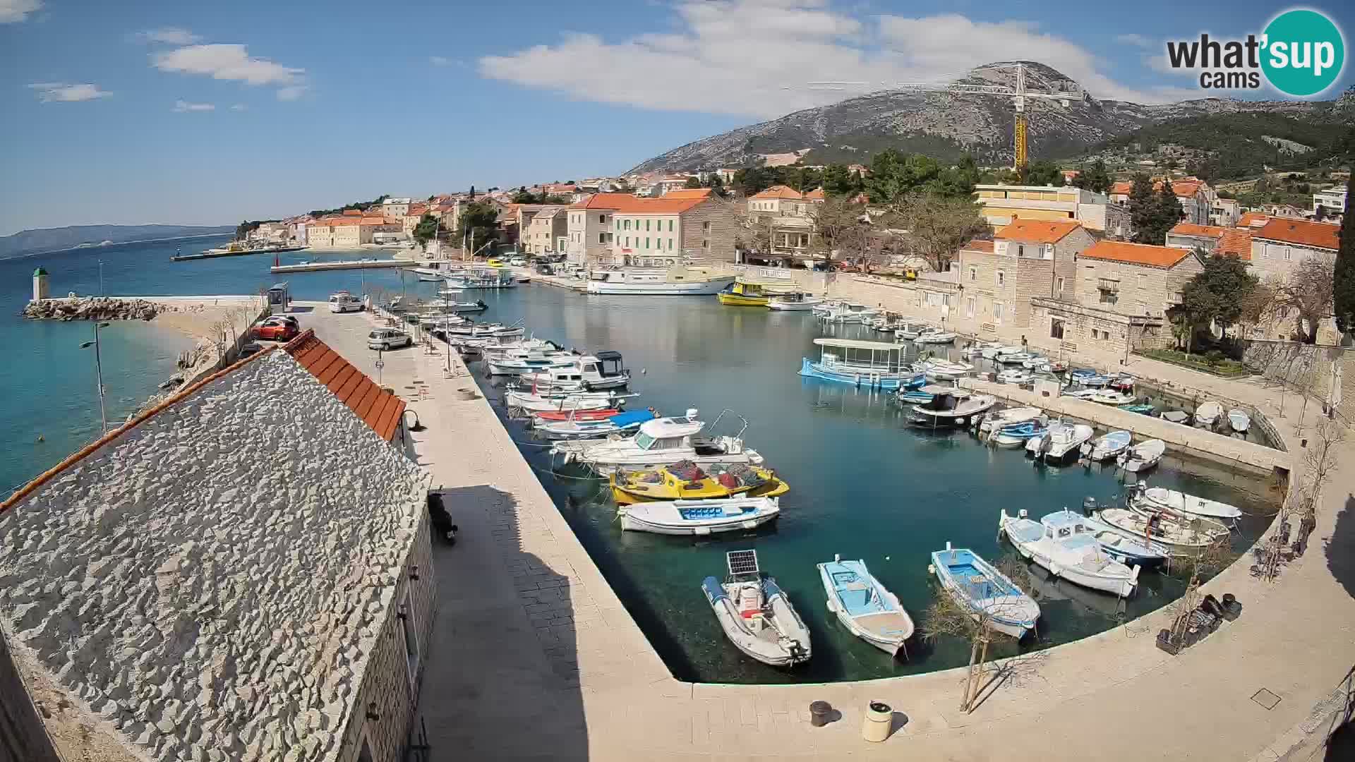 Spletna kamera Bol pristanišče – Pogled v živo na Rivo in marino