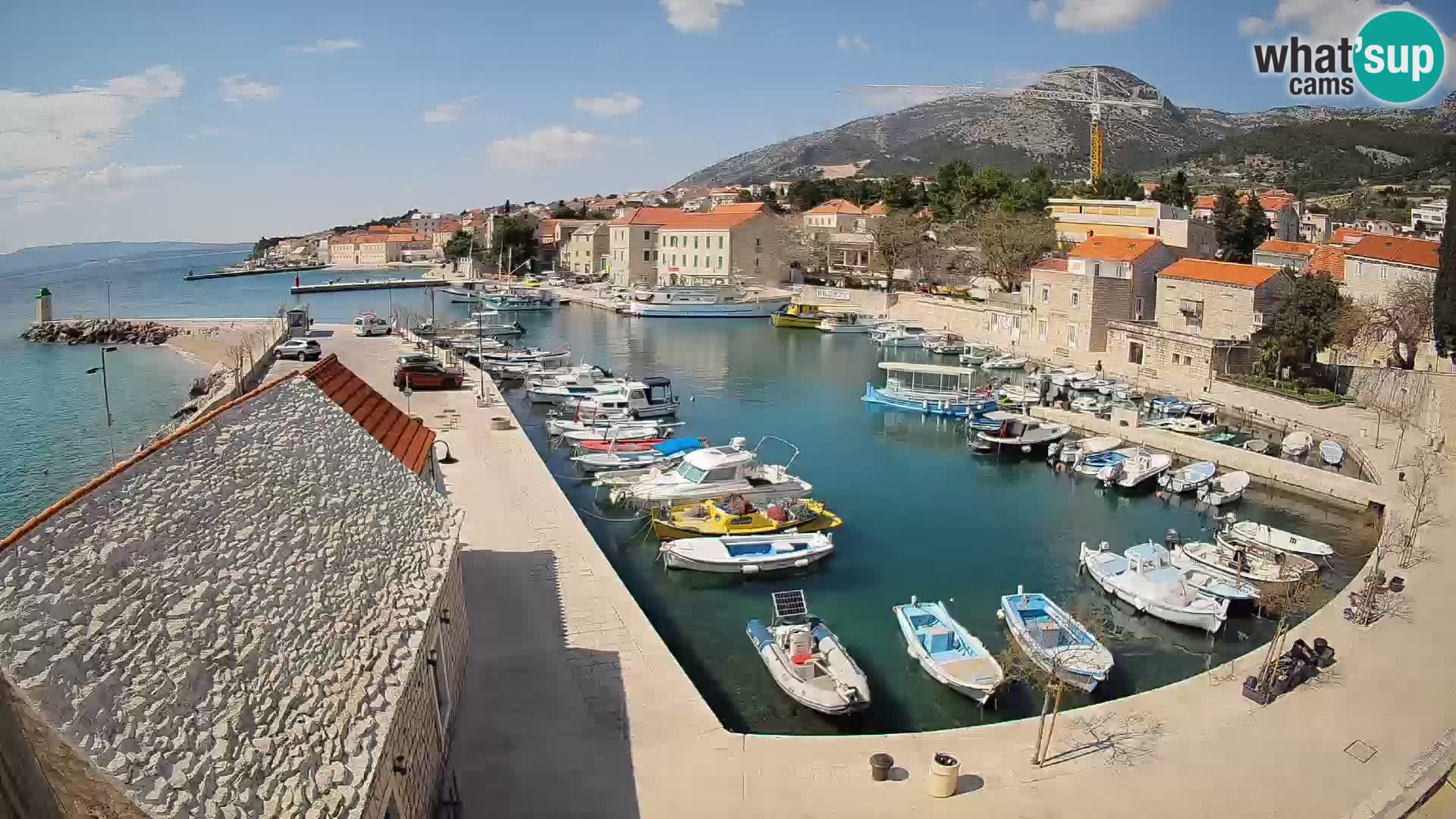 Spletna kamera Bol pristanišče – Pogled v živo na Rivo in marino