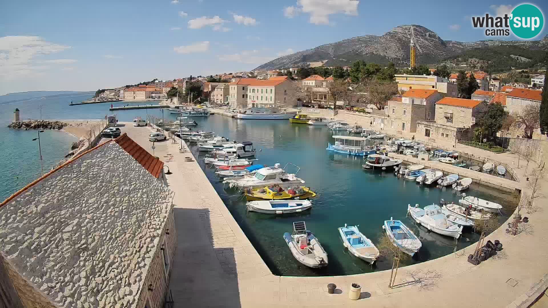 Web kamera Bol Riva – Pogled uživo na luku i marinu