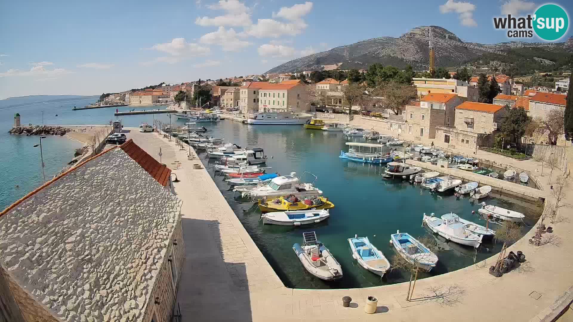 Spletna kamera Bol pristanišče – Pogled v živo na Rivo in marino
