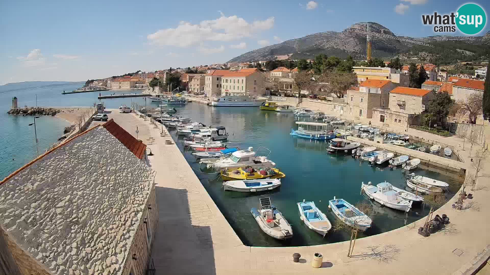 Spletna kamera Bol pristanišče – Pogled v živo na Rivo in marino