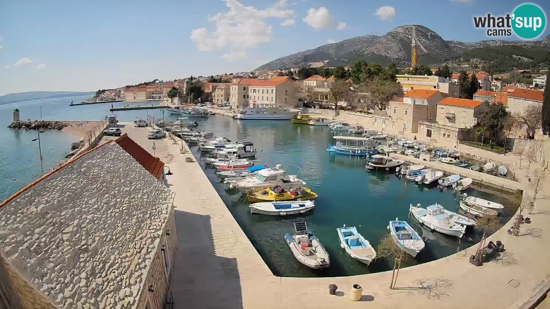 Spletna kamera Bol pristanišče – Pogled v živo na Rivo in marino