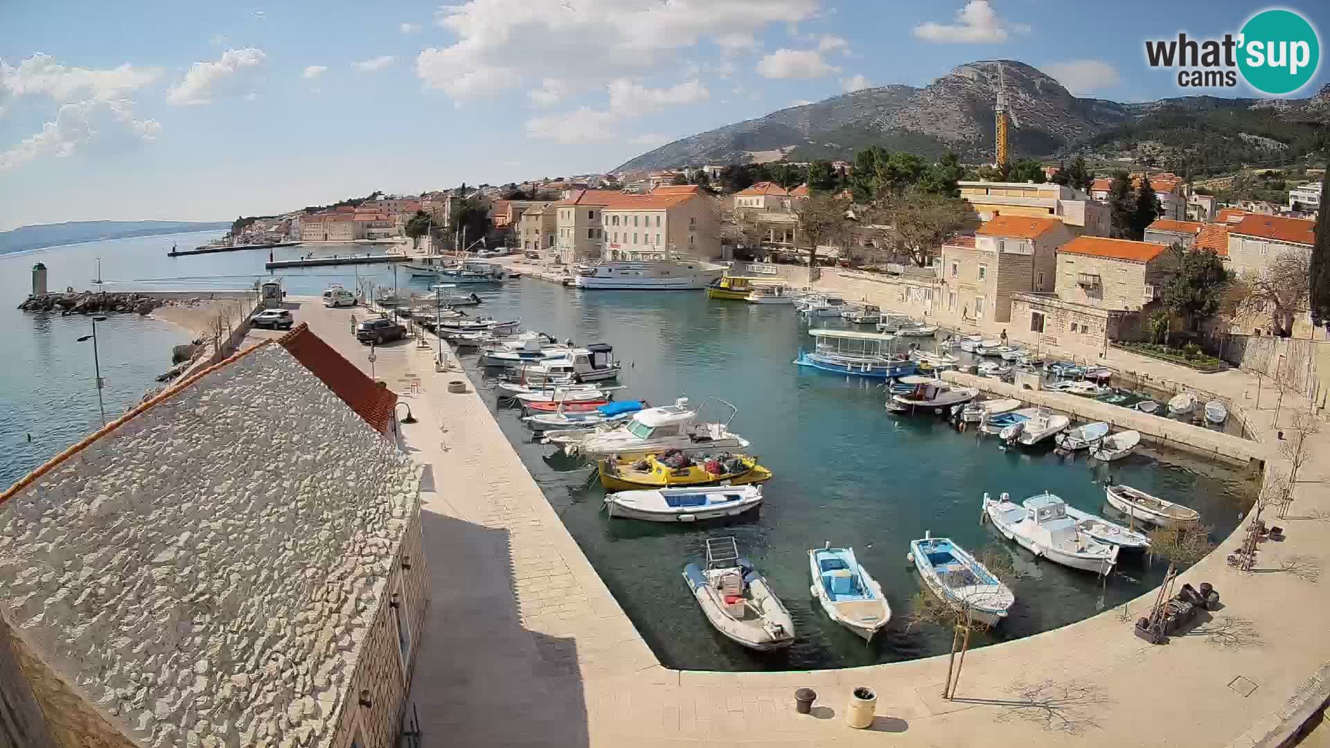 Web kamera Bol Riva – Pogled uživo na luku i marinu