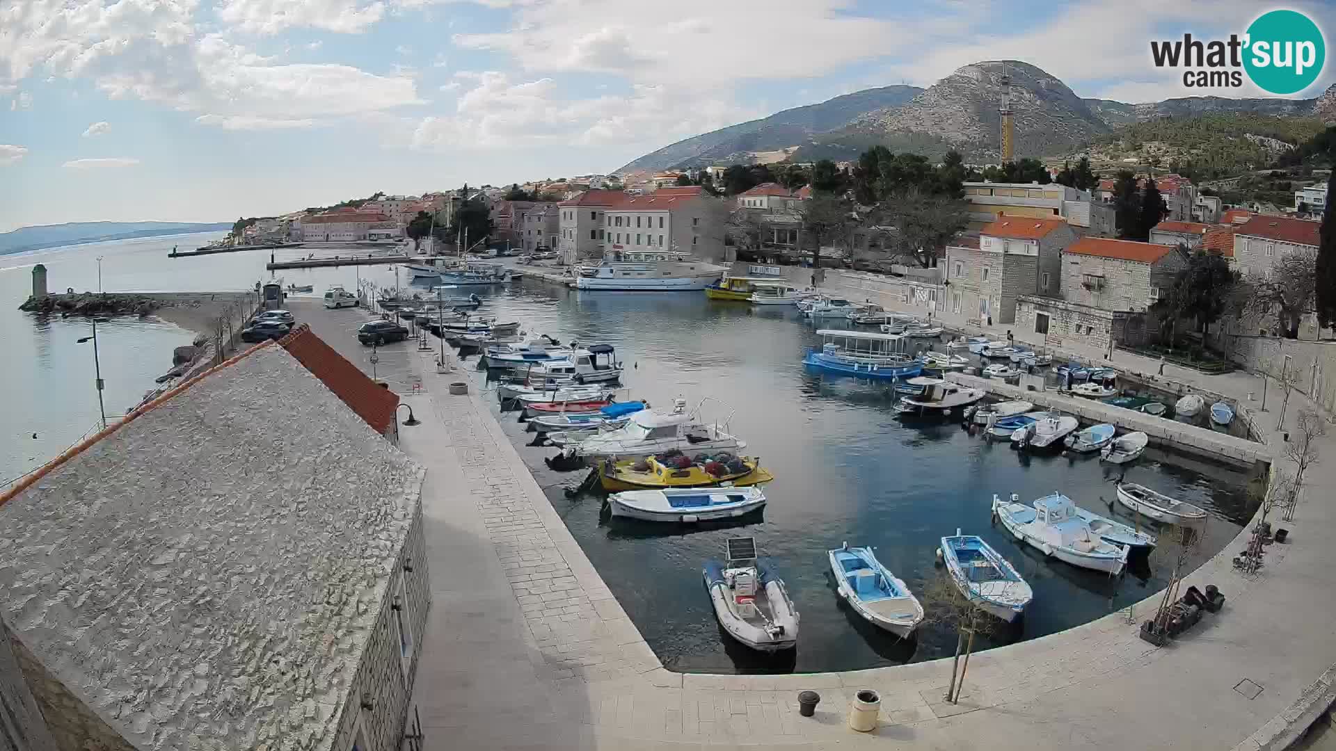 Spletna kamera Bol pristanišče – Pogled v živo na Rivo in marino