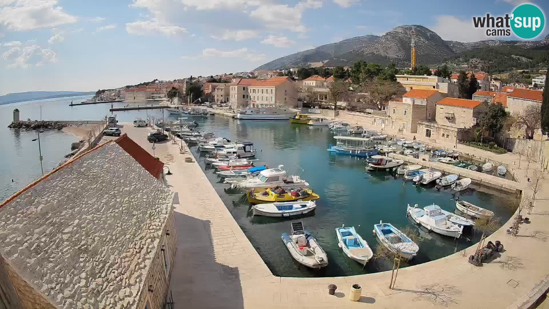 Web kamera Bol Riva – Pogled uživo na luku i marinu