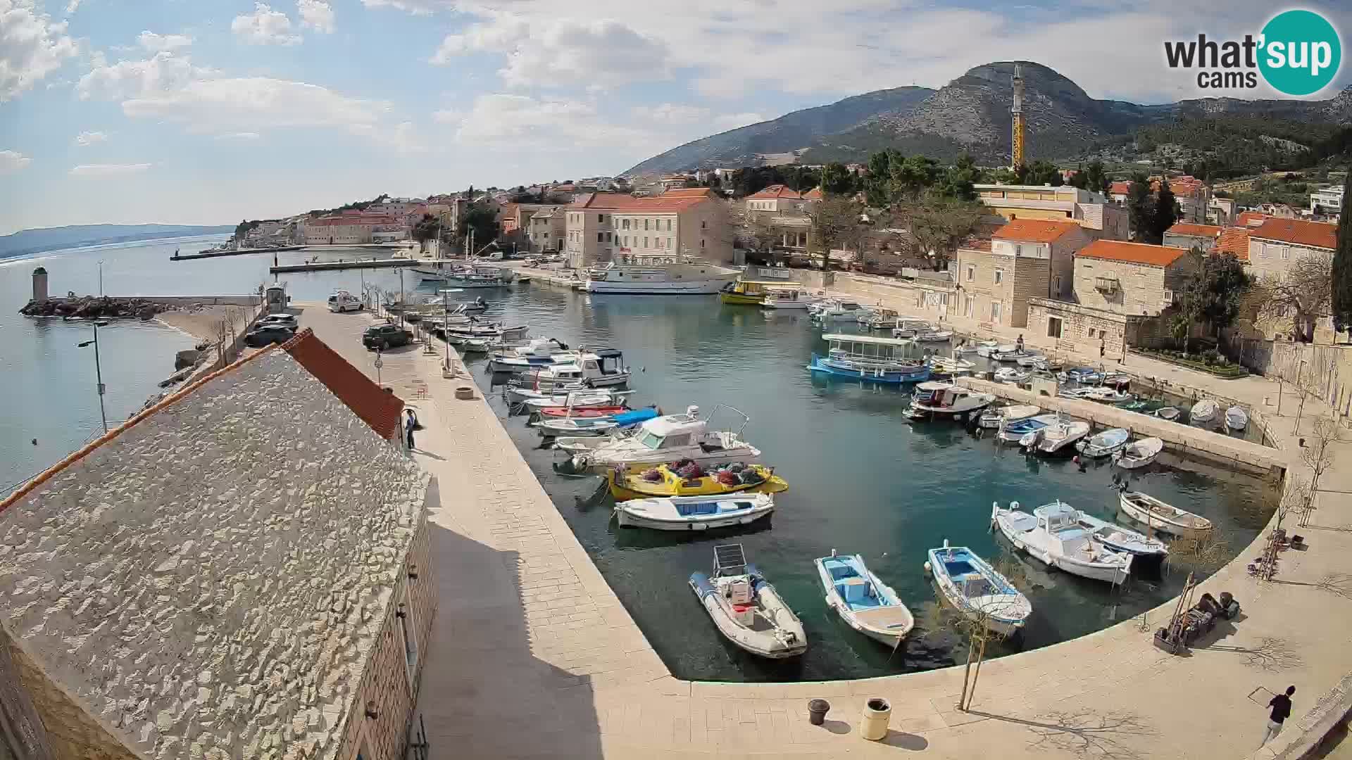 Spletna kamera Bol pristanišče – Pogled v živo na Rivo in marino