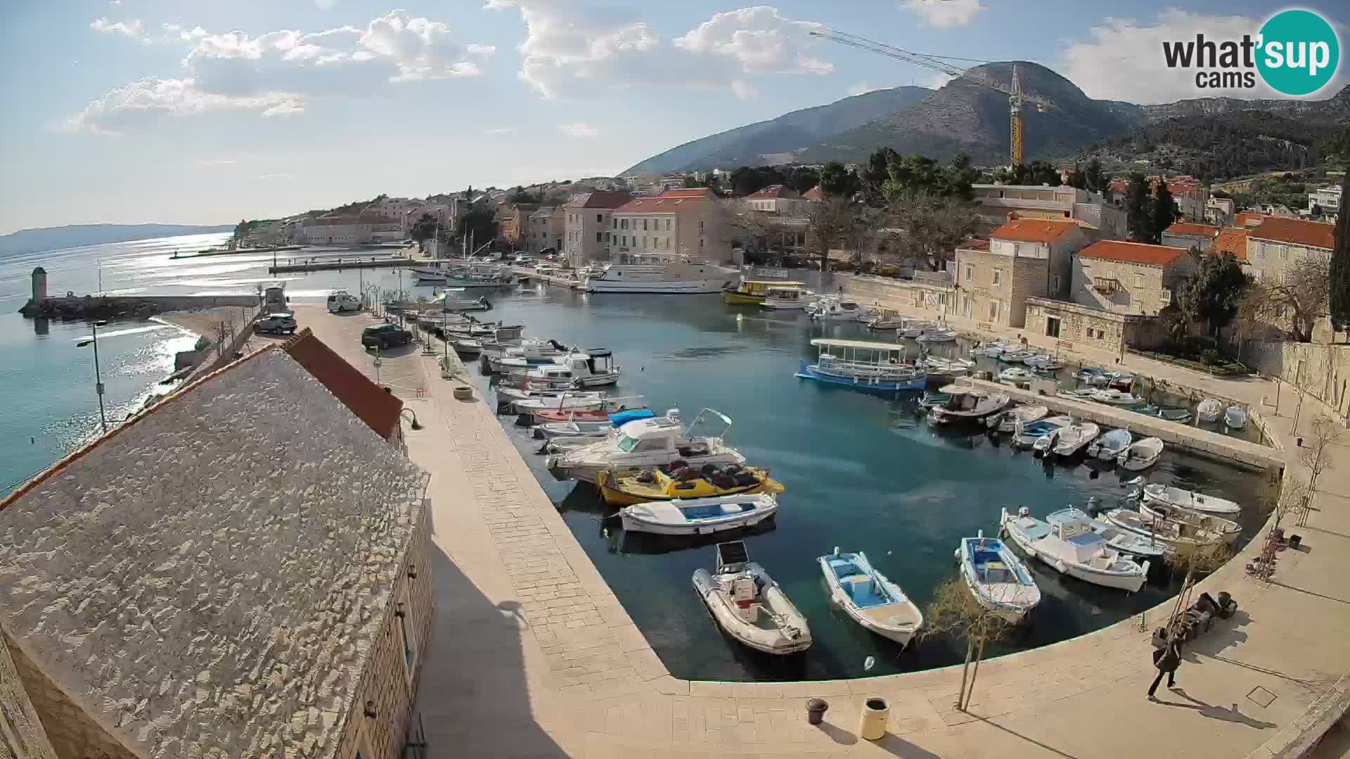 Web kamera Bol Riva – Pogled uživo na luku i marinu