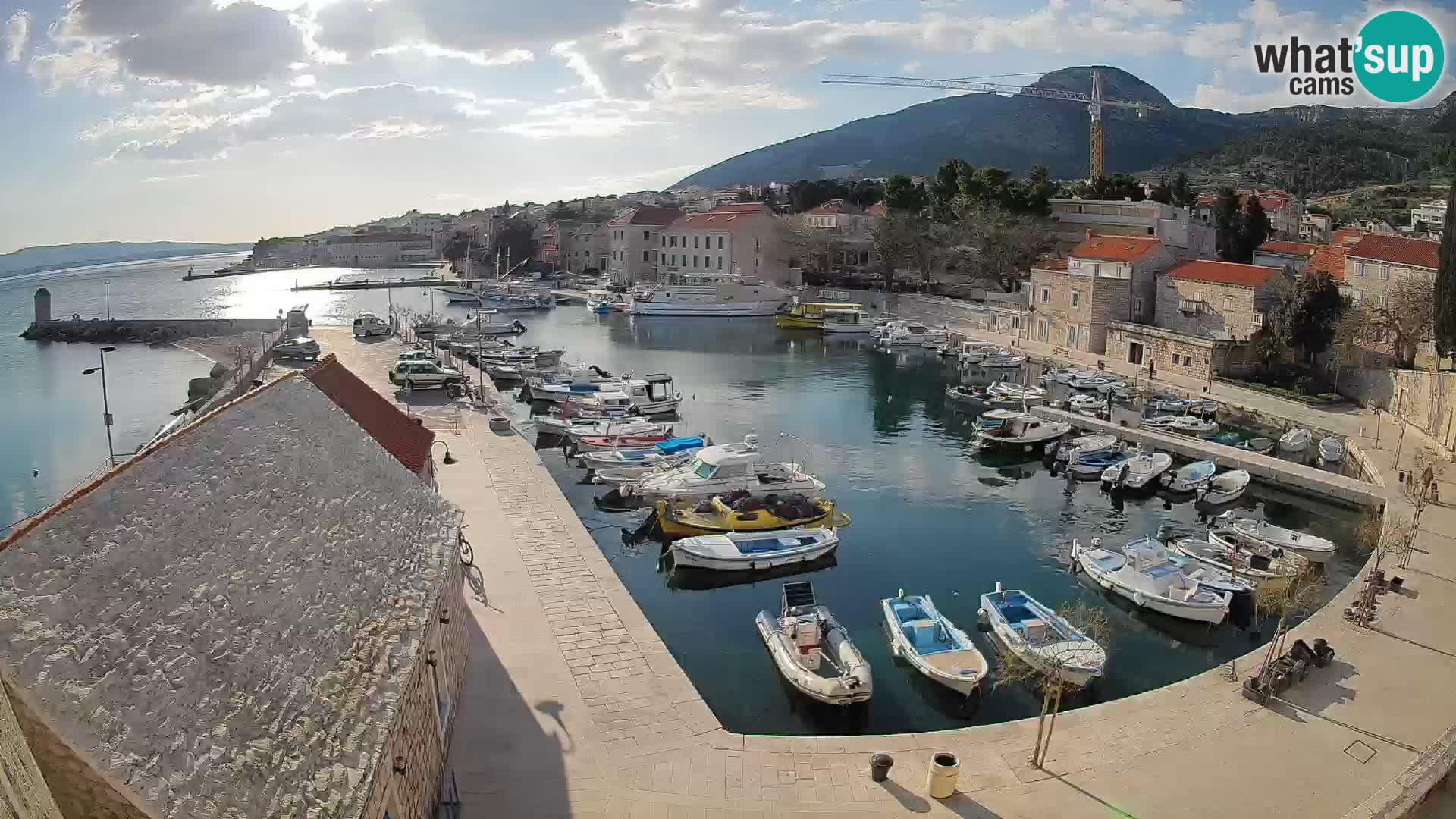 Web kamera Bol Riva – Pogled uživo na luku i marinu