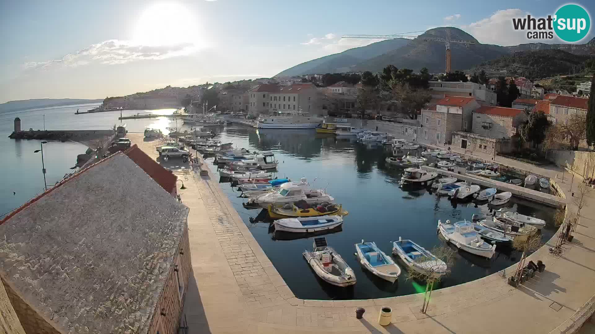 Webcam porto di Bol – Vista live sulla Riva e Marina