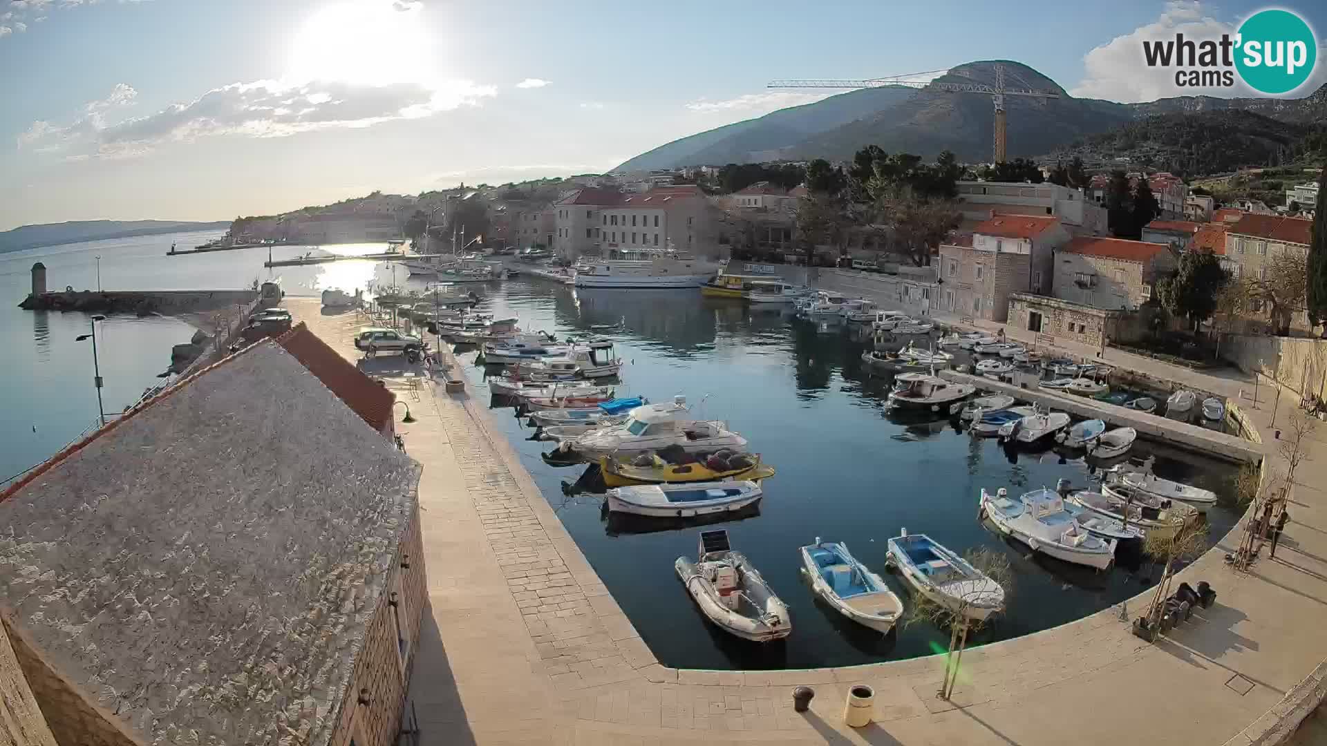 Web kamera Bol Riva – Pogled uživo na luku i marinu