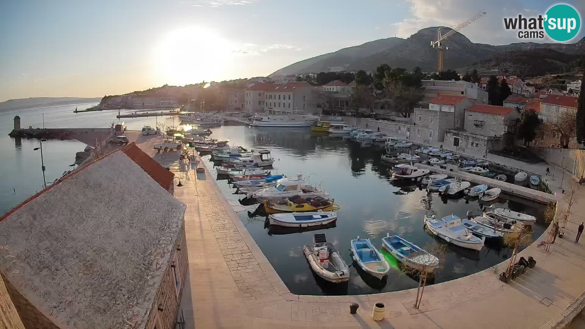 Webcam porto di Bol – Vista live sulla Riva e Marina