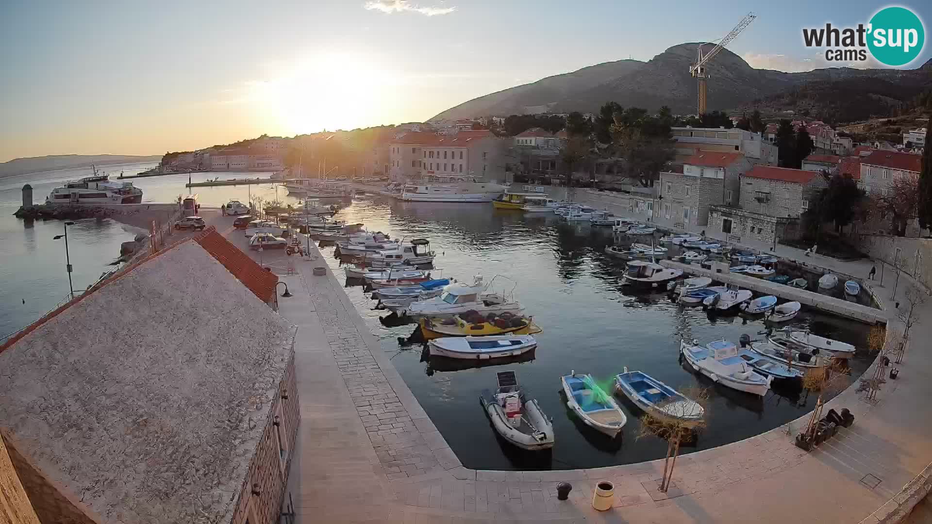 Webcam porto di Bol – Vista live sulla Riva e Marina