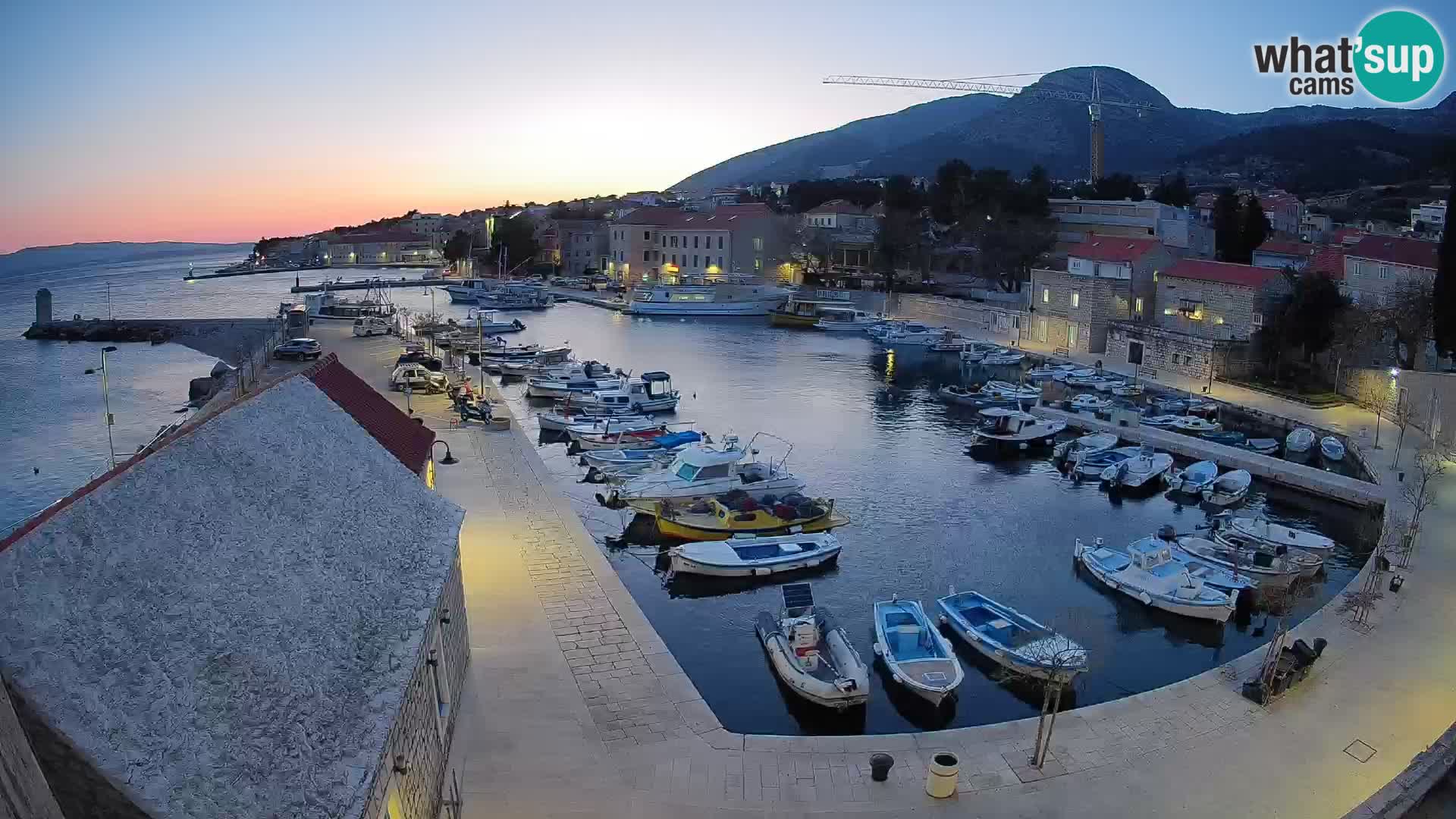 Webcam porto di Bol – Vista live sulla Riva e Marina