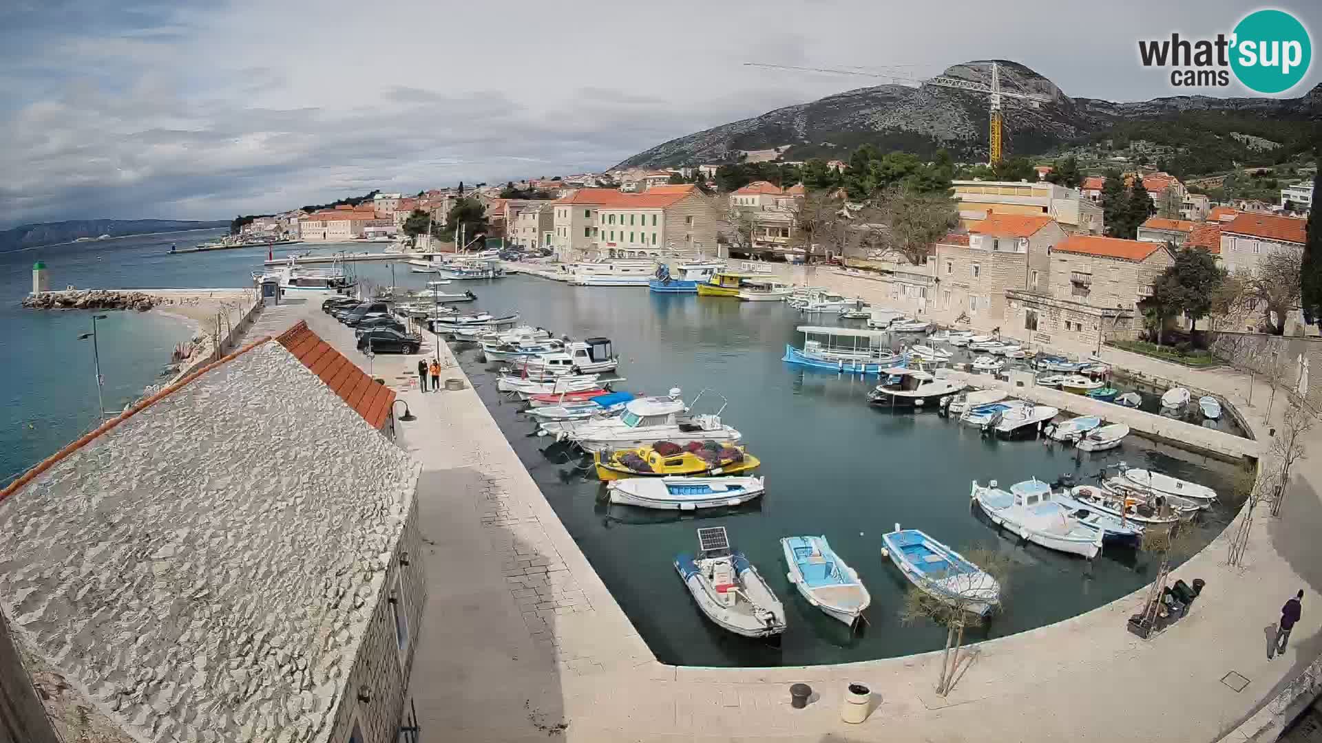 Spletna kamera Bol pristanišče – Pogled v živo na Rivo in marino