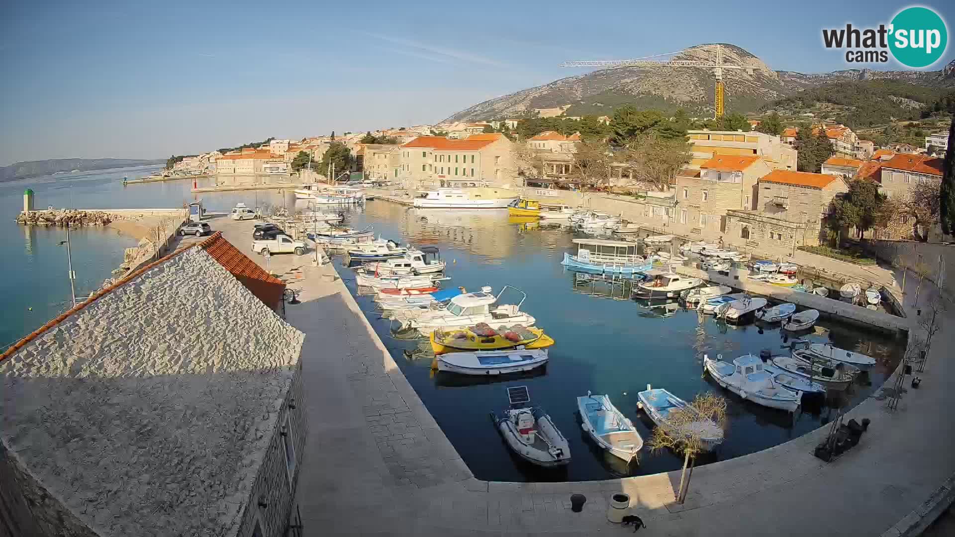 Web kamera Bol Riva – Pogled uživo na luku i marinu