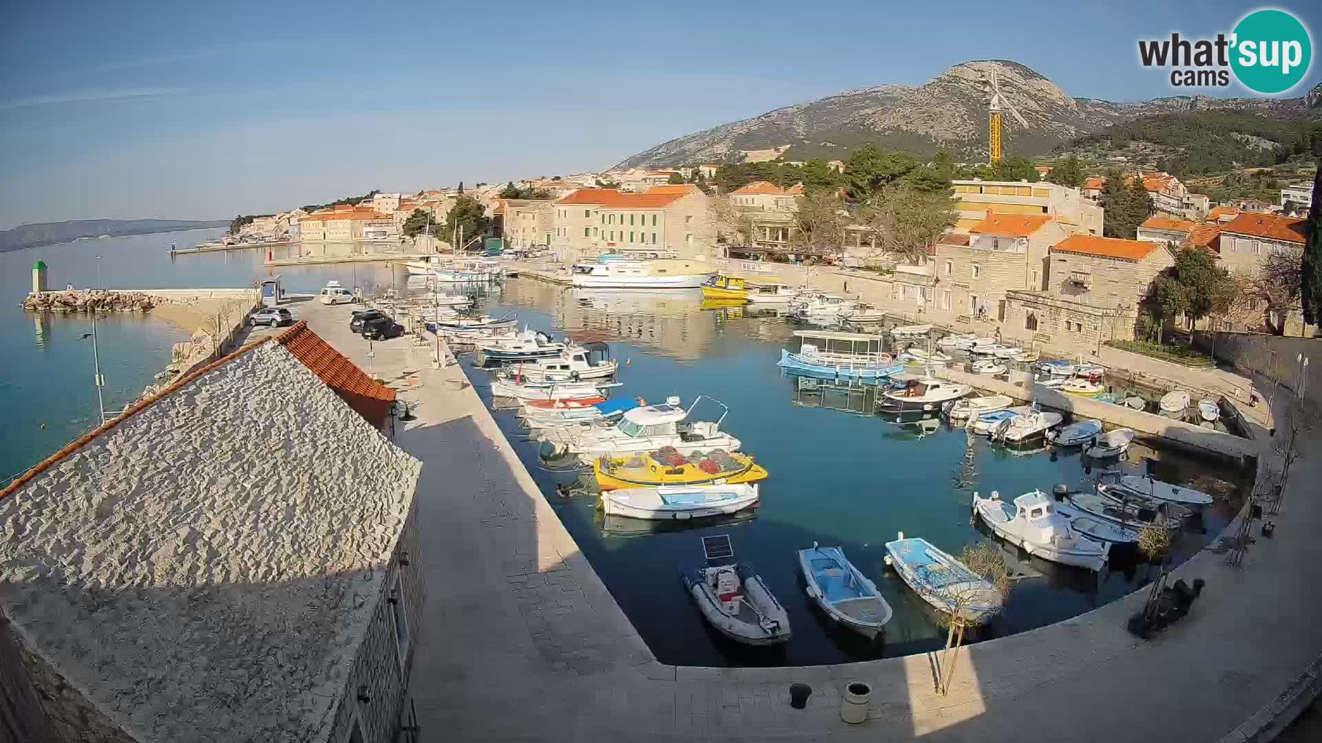 Spletna kamera Bol pristanišče – Pogled v živo na Rivo in marino