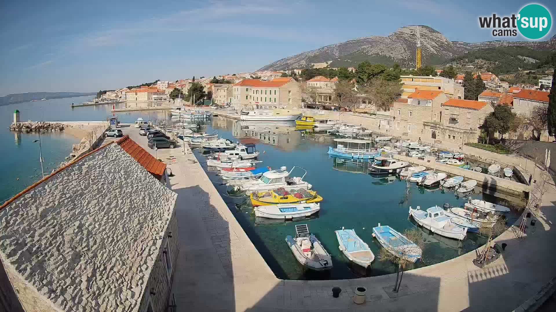 Web kamera Bol Riva – Pogled uživo na luku i marinu