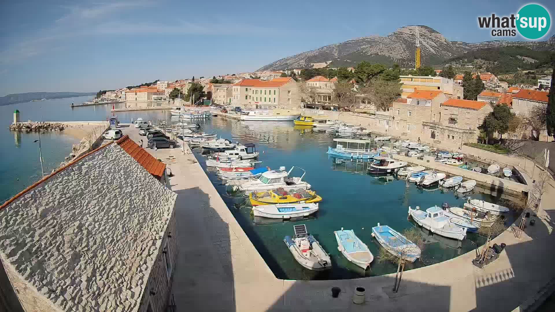 Spletna kamera Bol pristanišče – Pogled v živo na Rivo in marino