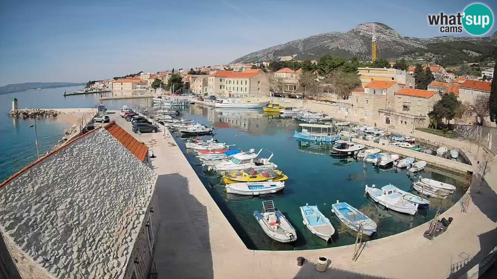 Web kamera Bol Riva – Pogled uživo na luku i marinu