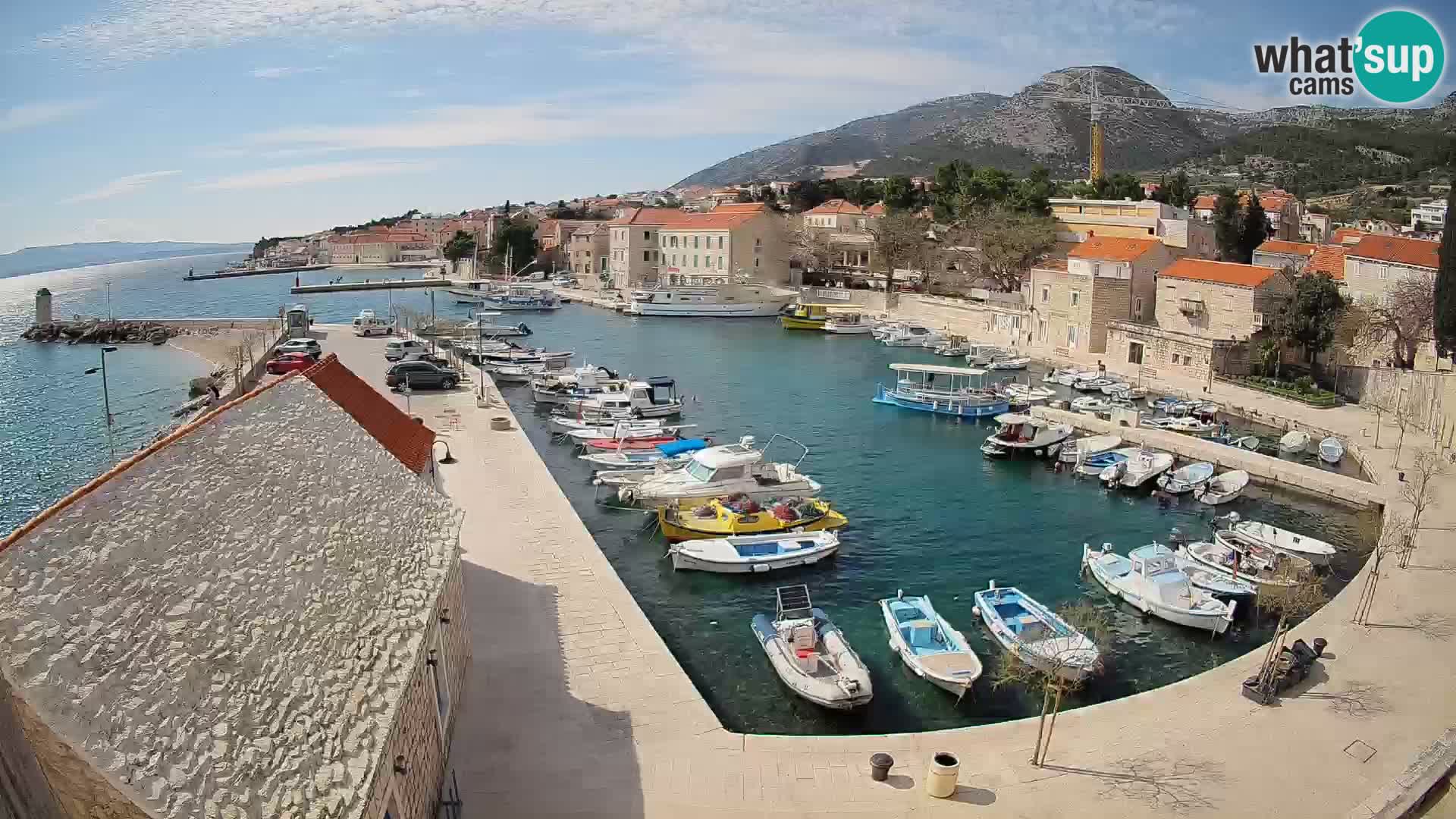 Spletna kamera Bol pristanišče – Pogled v živo na Rivo in marino