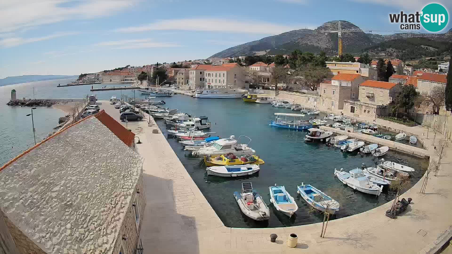 Web kamera Bol Riva – Pogled uživo na luku i marinu