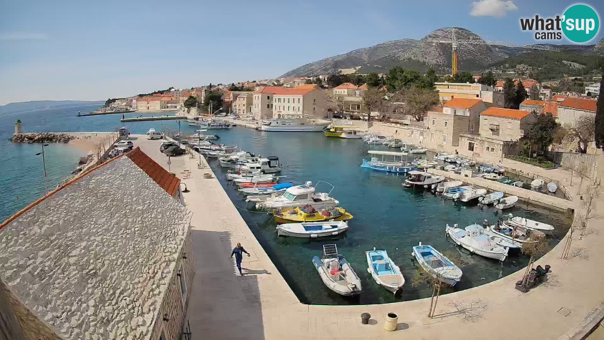 Web kamera Bol Riva – Pogled uživo na luku i marinu