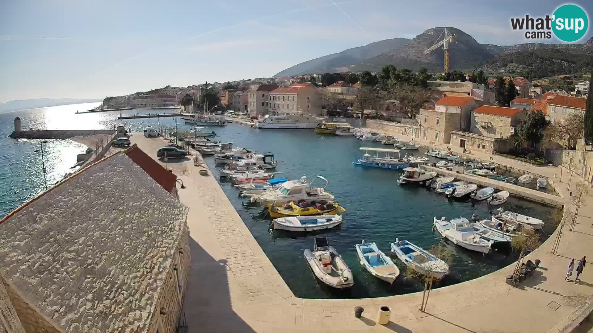 Web kamera Bol Riva – Pogled uživo na luku i marinu