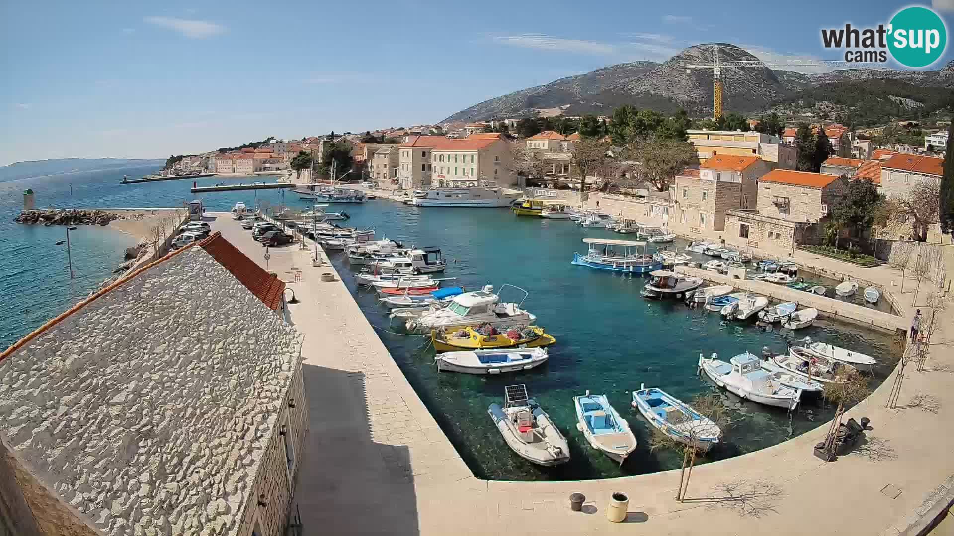 Spletna kamera Bol pristanišče – Pogled v živo na Rivo in marino