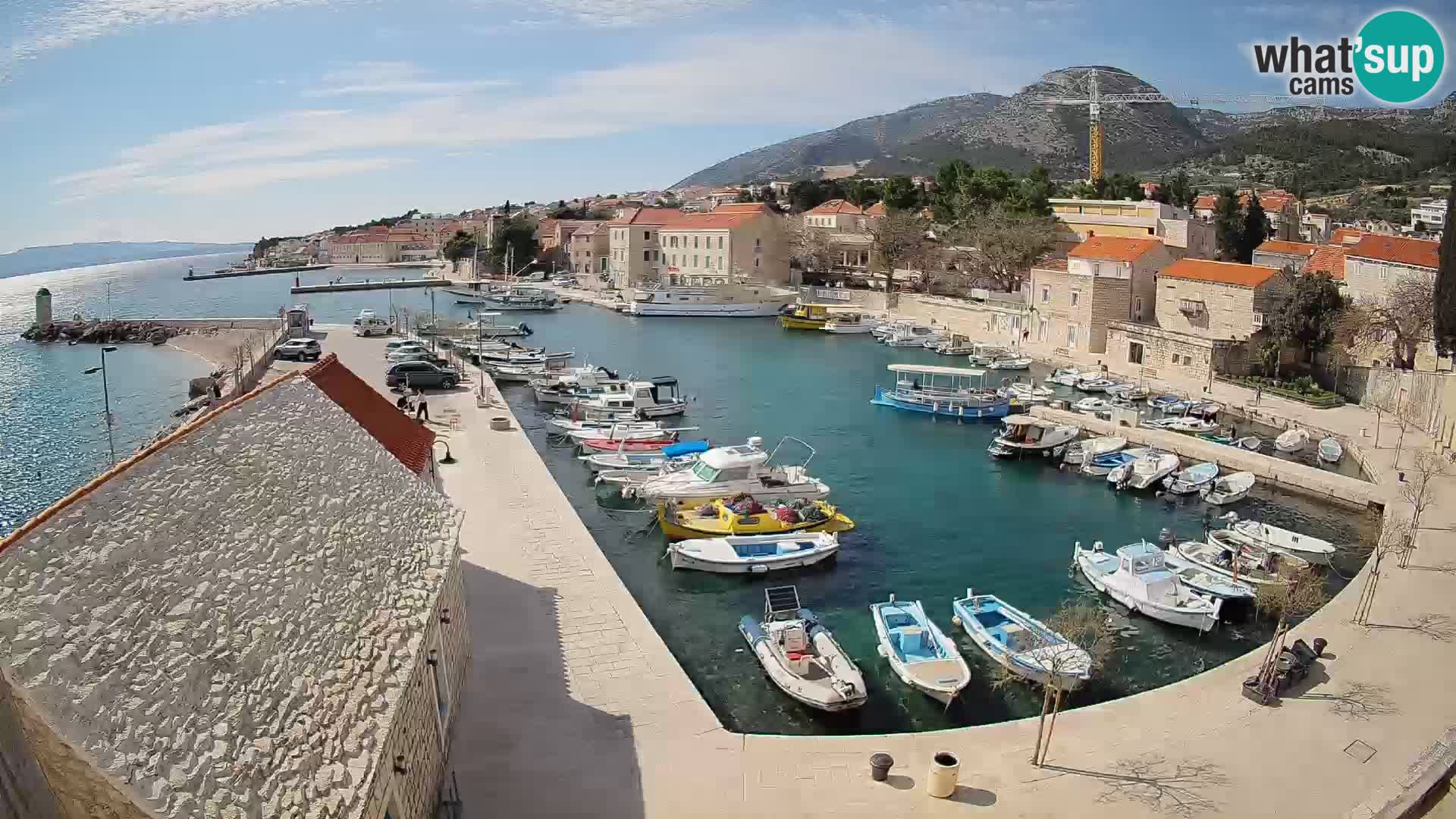 Spletna kamera Bol pristanišče – Pogled v živo na Rivo in marino