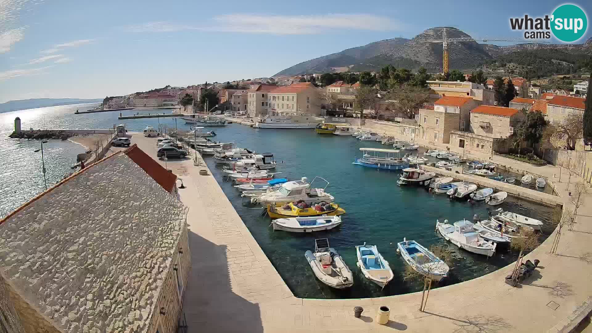 Spletna kamera Bol pristanišče – Pogled v živo na Rivo in marino
