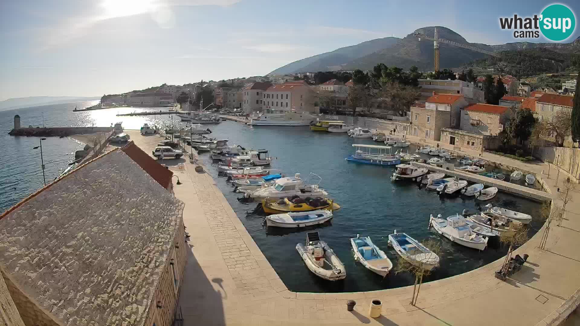 Webcam porto di Bol – Vista live sulla Riva e Marina