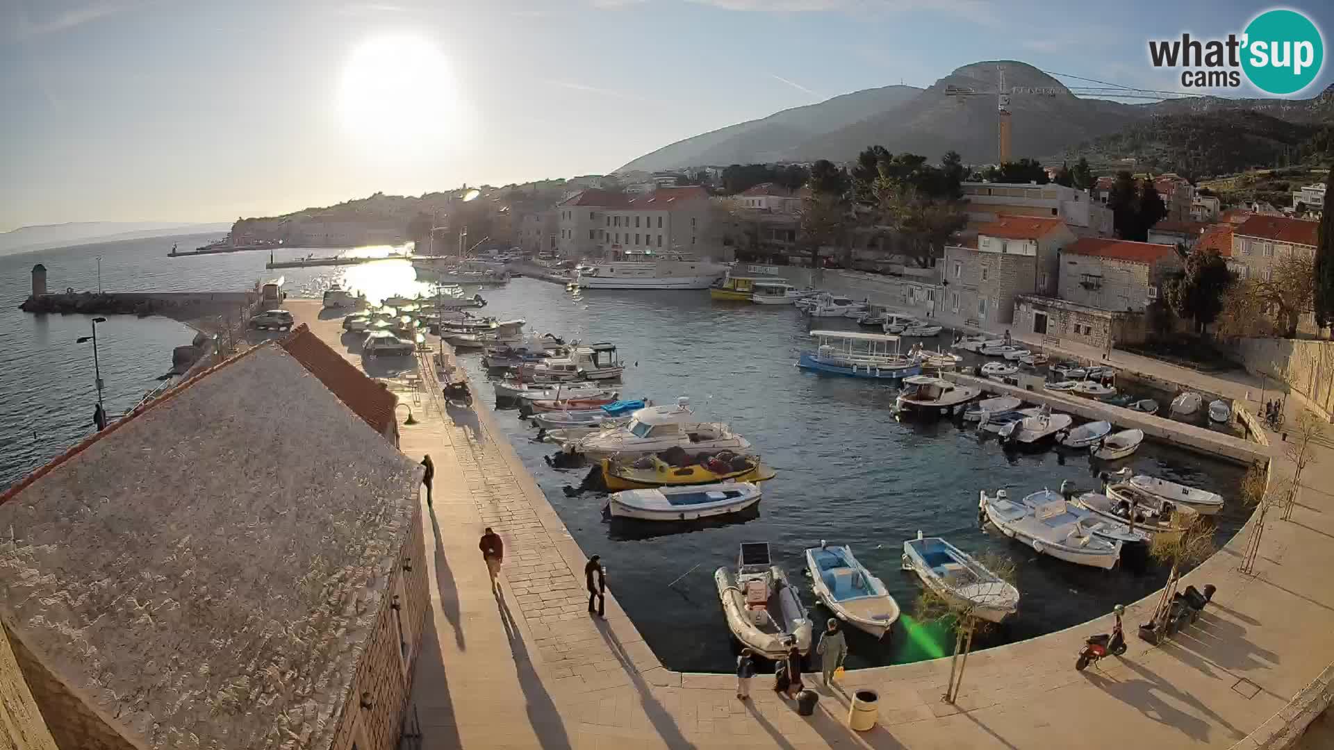 Spletna kamera Bol pristanišče – Pogled v živo na Rivo in marino