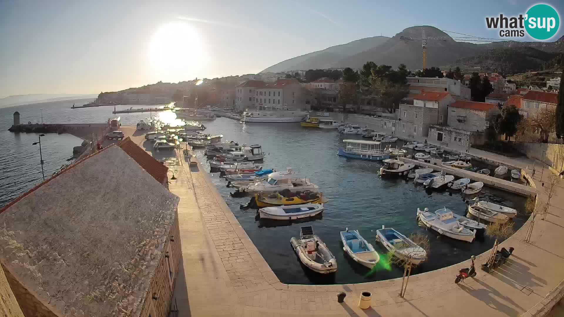 Webcam Bol Hafen – Liveblick auf Bol Riva & Marina