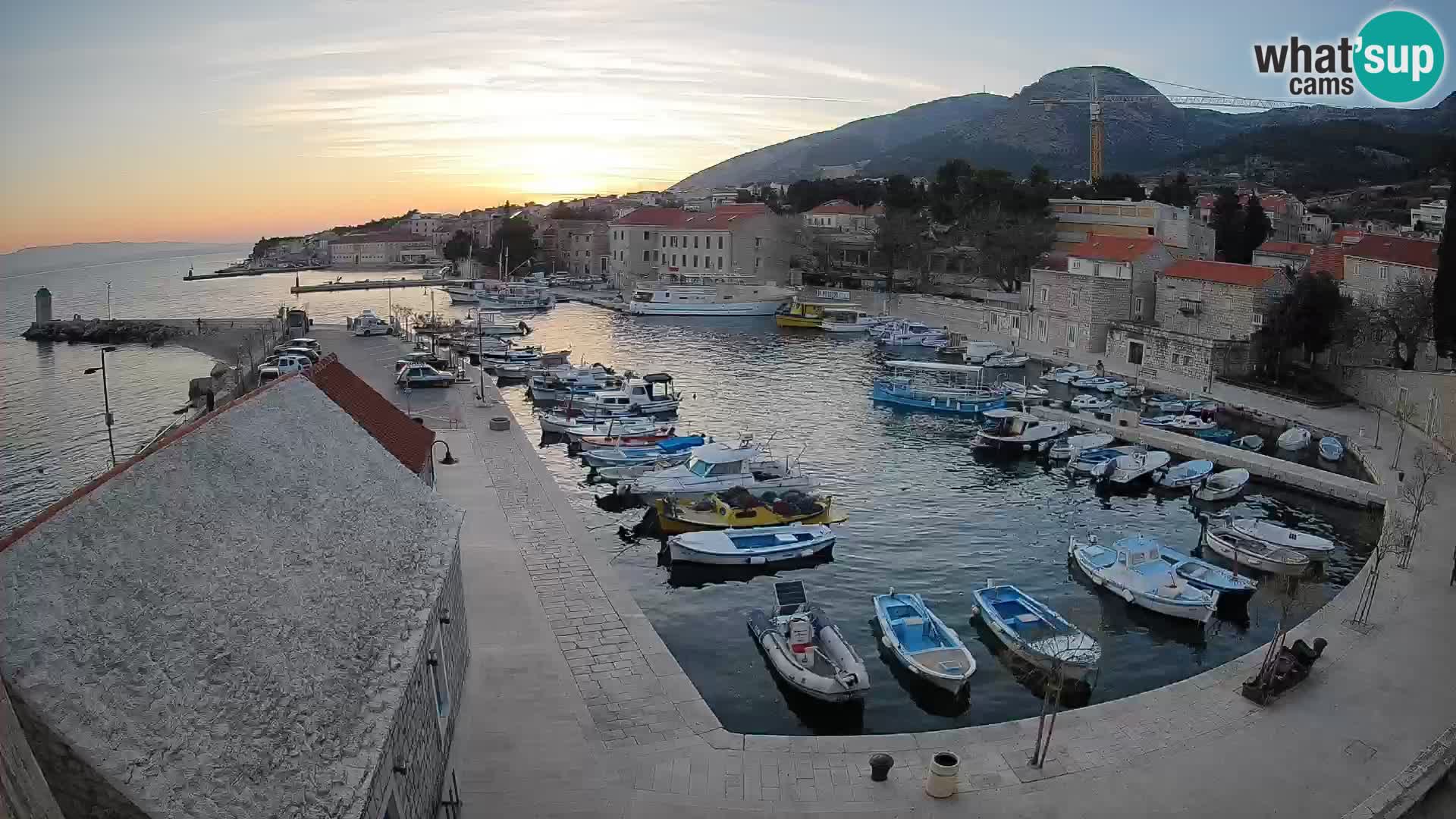 Webcam porto di Bol – Vista live sulla Riva e Marina