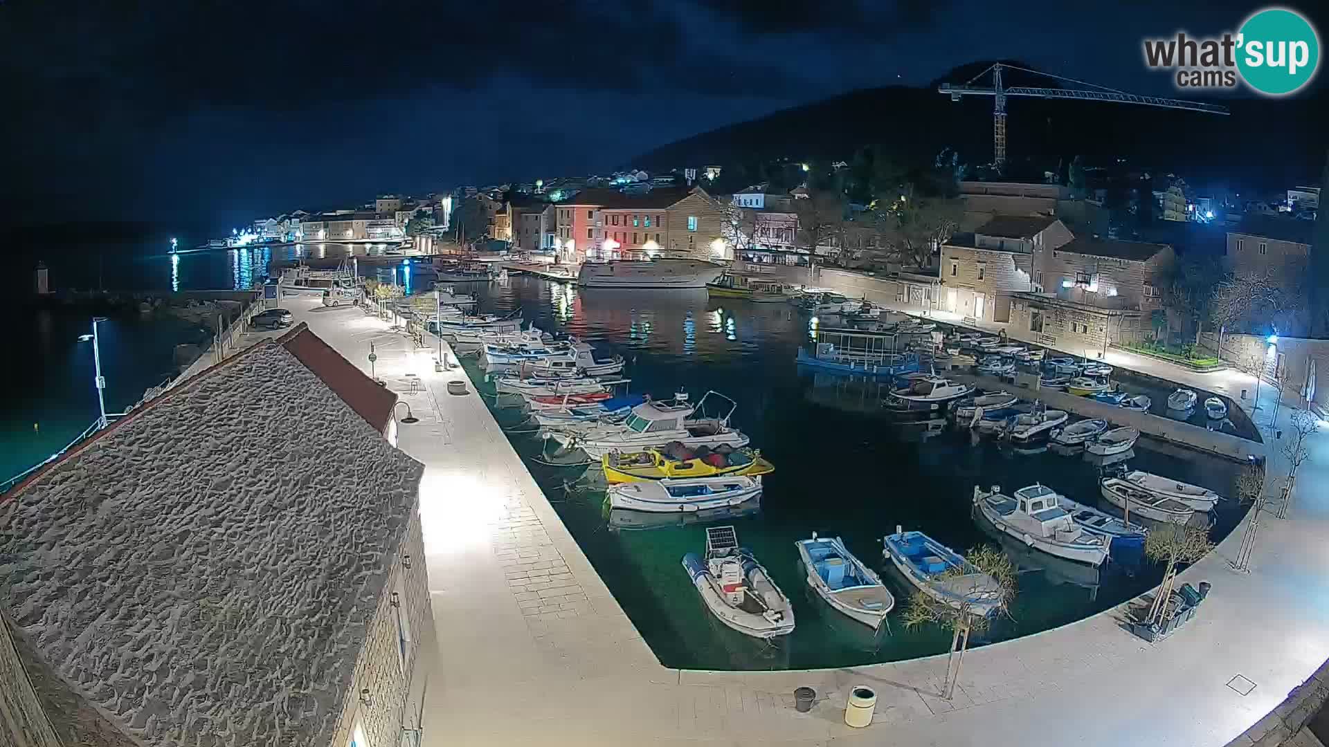 Web kamera Bol Riva – Pogled uživo na luku i marinu