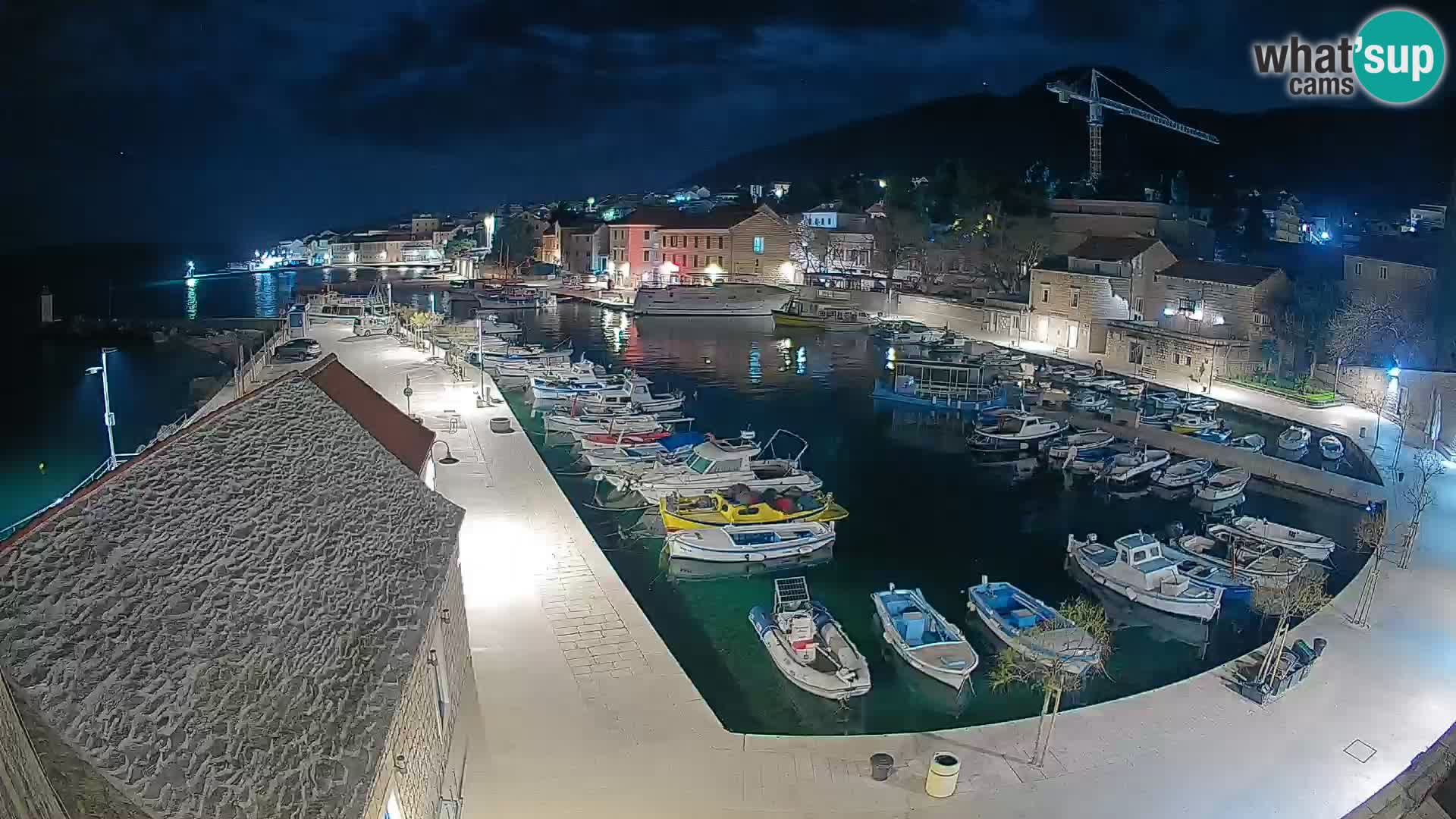 Webcam porto di Bol – Vista live sulla Riva e Marina