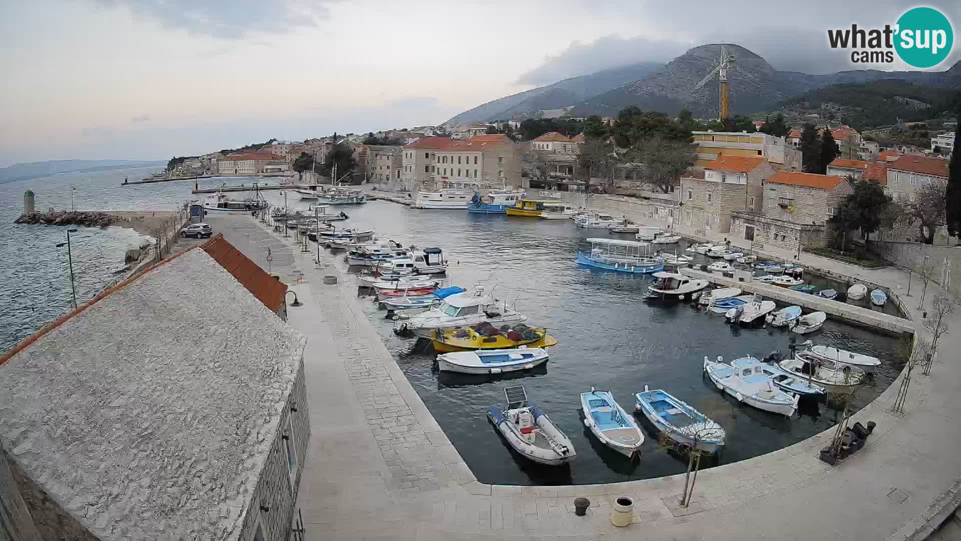 Webcam porto di Bol – Vista live sulla Riva e Marina