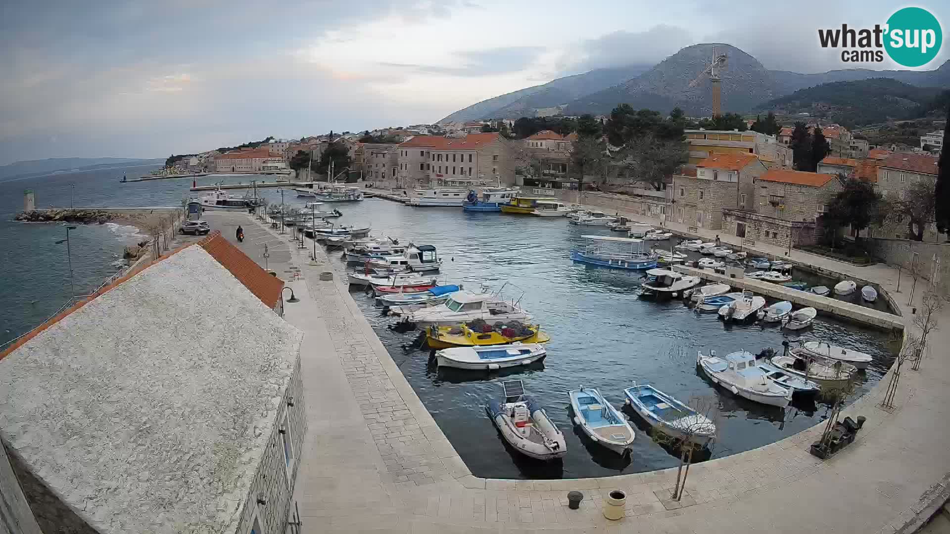 Webcam porto di Bol – Vista live sulla Riva e Marina