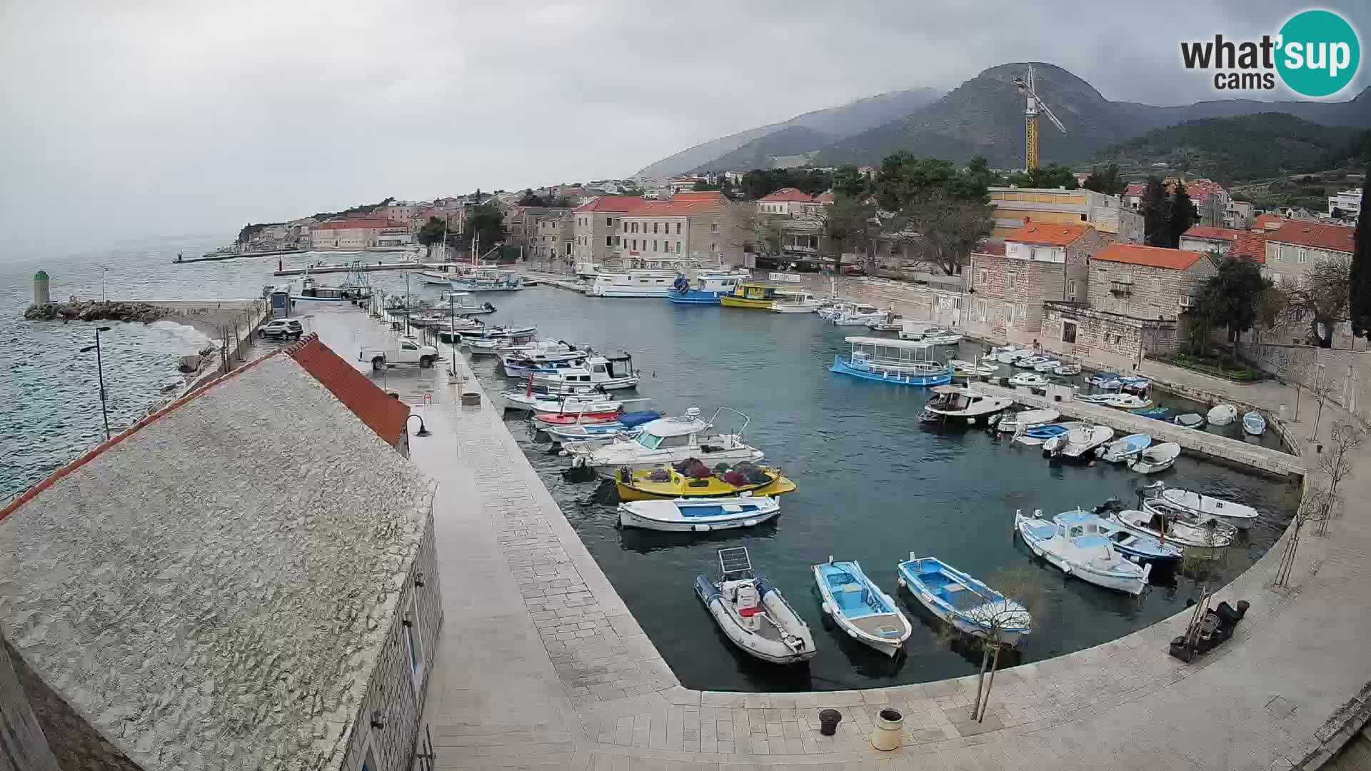 Web kamera Bol Riva – Pogled uživo na luku i marinu