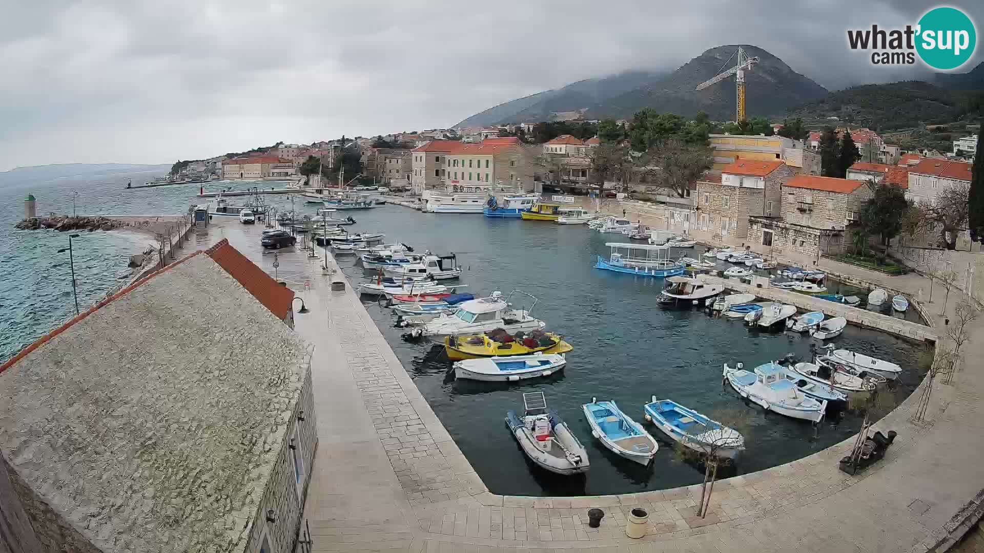 Spletna kamera Bol pristanišče – Pogled v živo na Rivo in marino