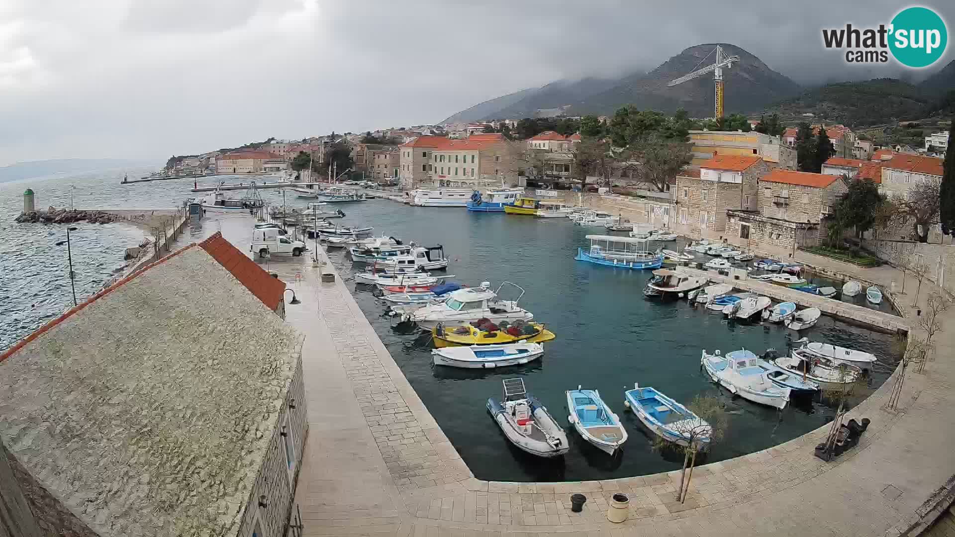 Spletna kamera Bol pristanišče – Pogled v živo na Rivo in marino