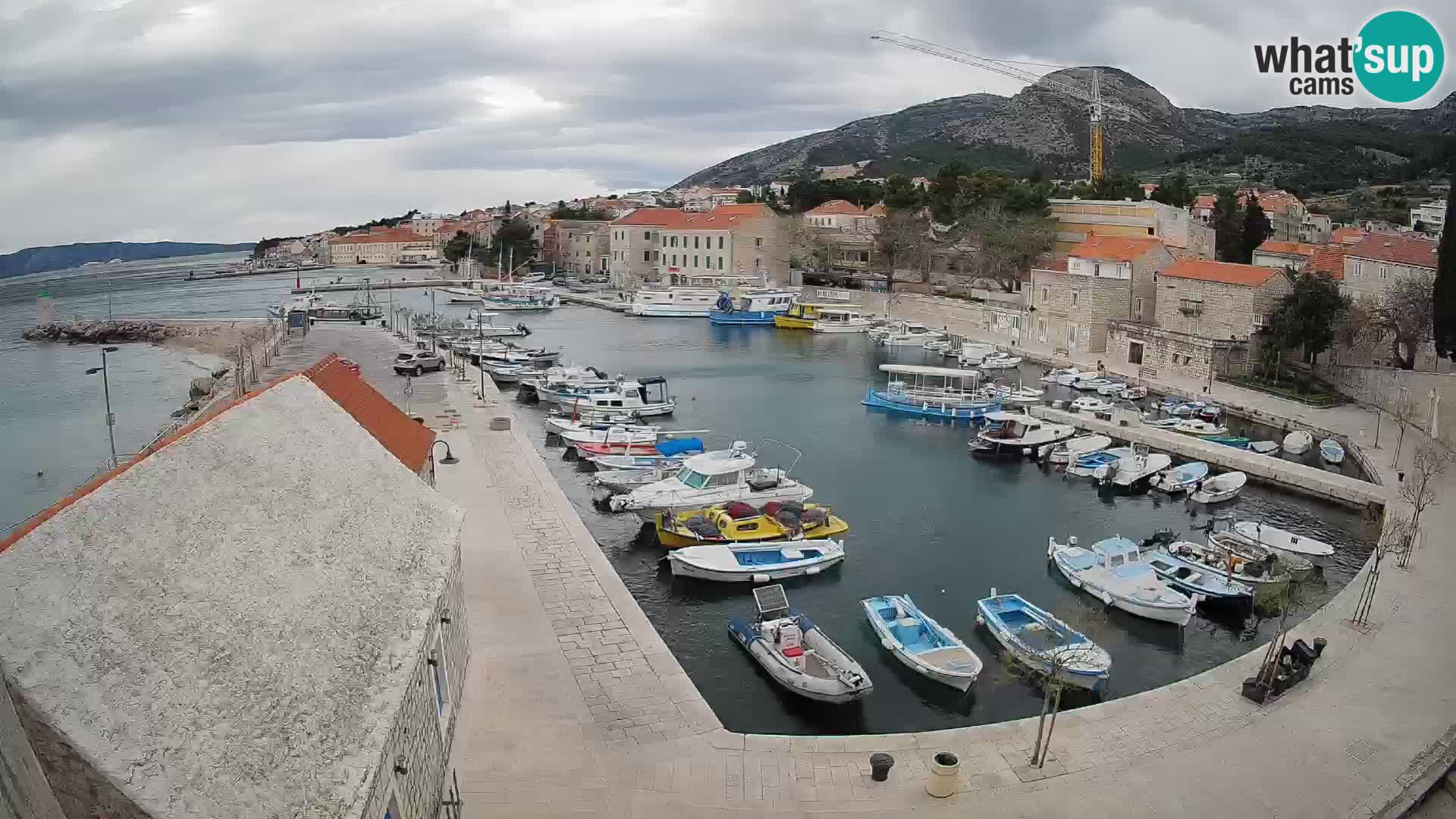 Web kamera Bol Riva – Pogled uživo na luku i marinu