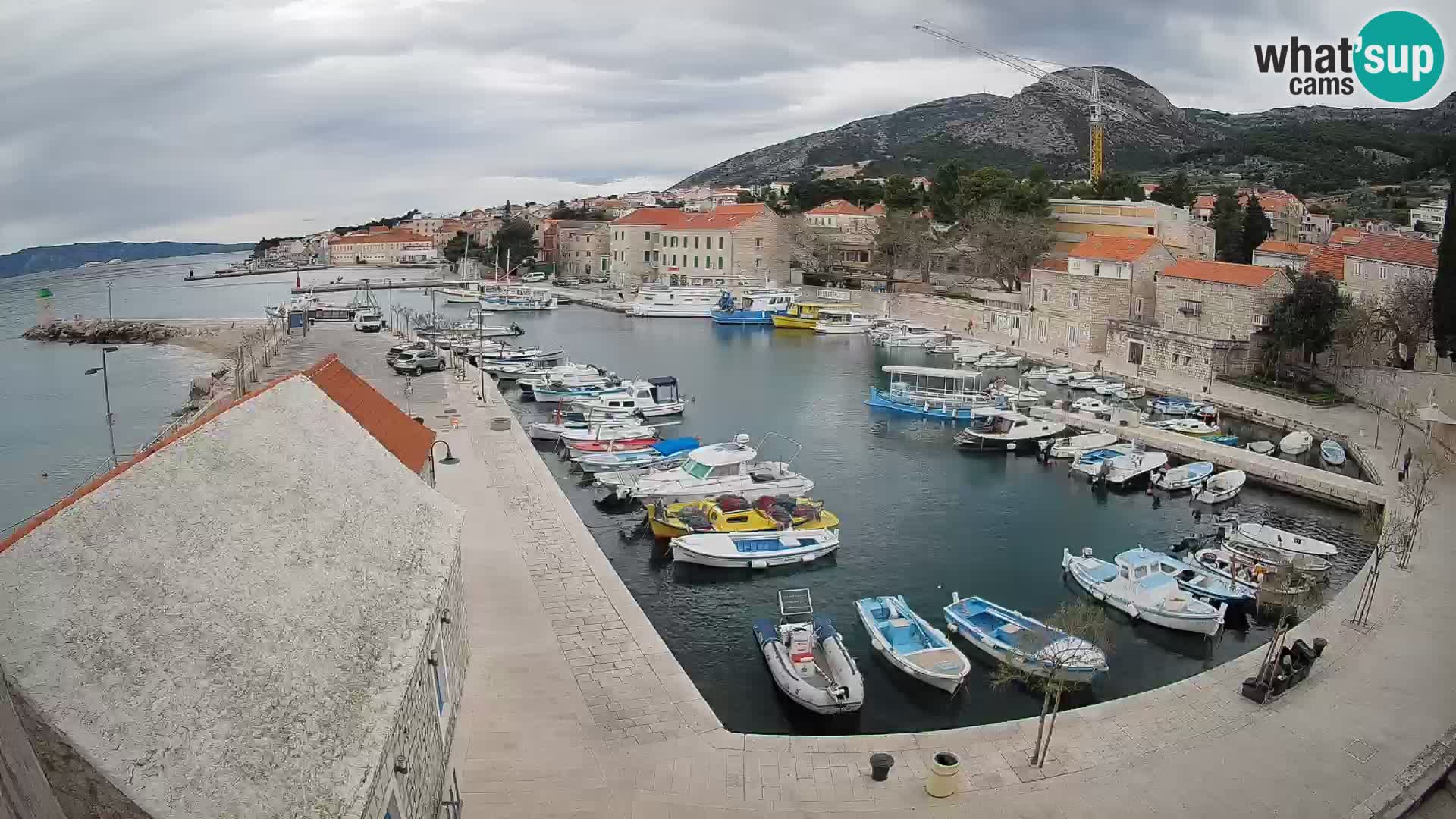 Spletna kamera Bol pristanišče – Pogled v živo na Rivo in marino