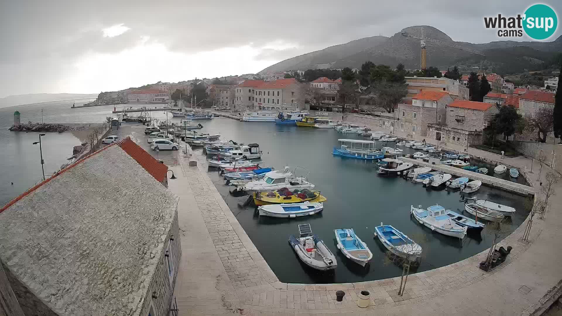 Spletna kamera Bol pristanišče – Pogled v živo na Rivo in marino