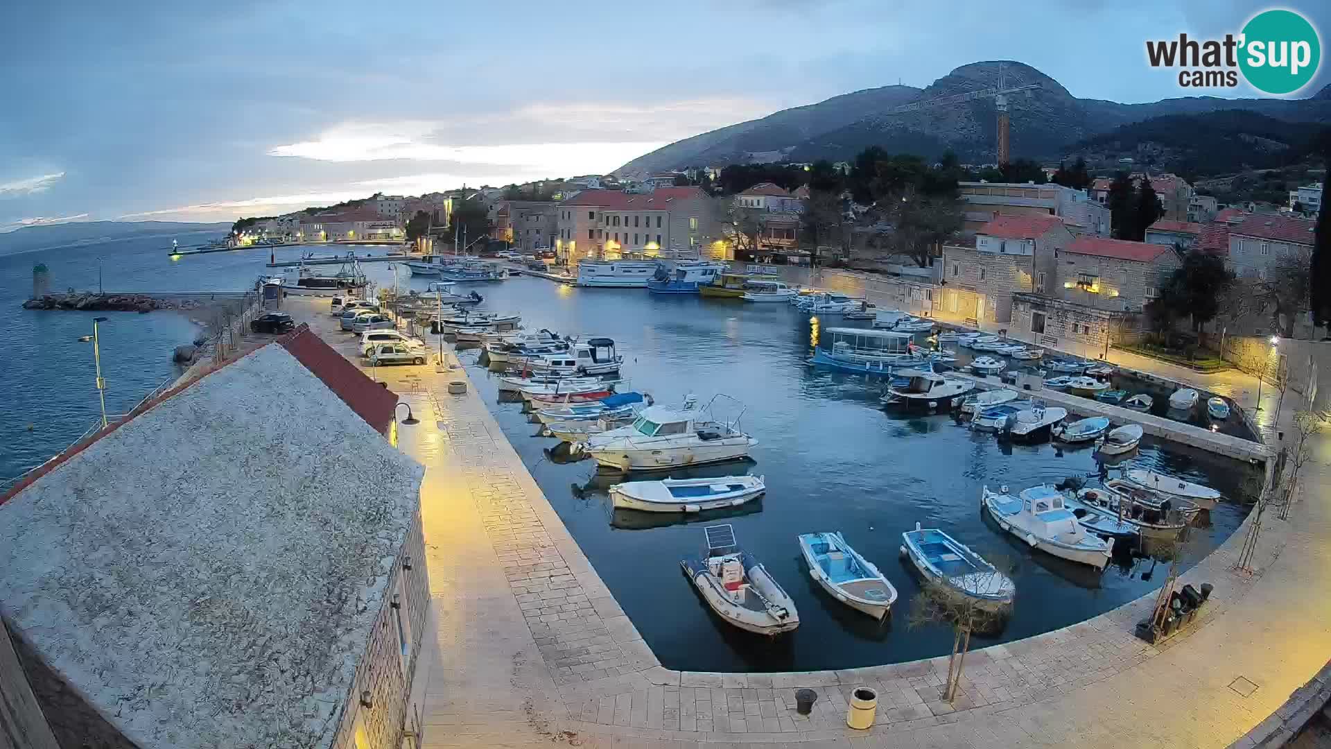 Webcam porto di Bol – Vista live sulla Riva e Marina