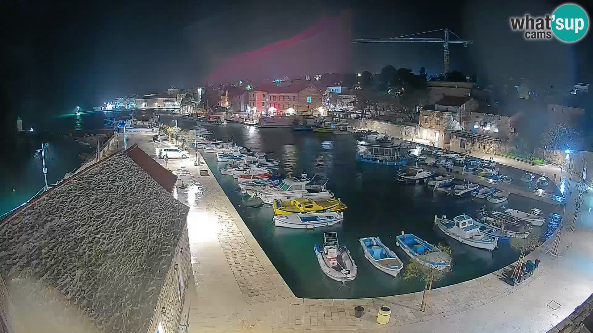 Webcam porto di Bol – Vista live sulla Riva e Marina