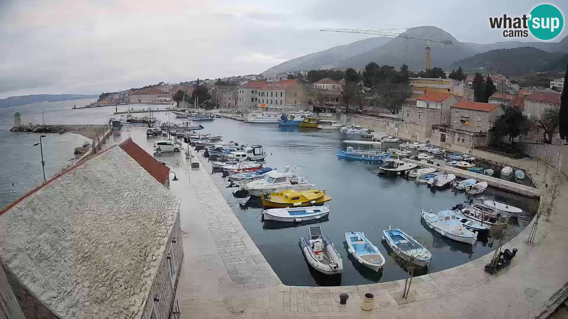 Web kamera Bol Riva – Pogled uživo na luku i marinu